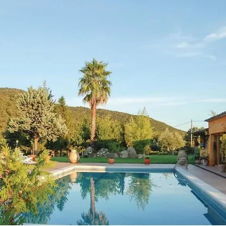 With Private Pool And Garden In فيلة كالونج